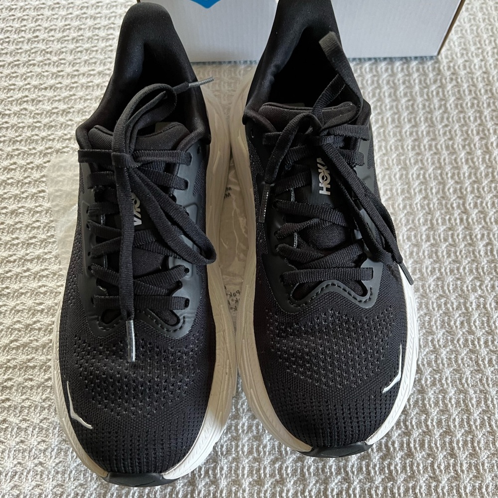 Hoka Women’s Arahi 7 Size 6 Black and White